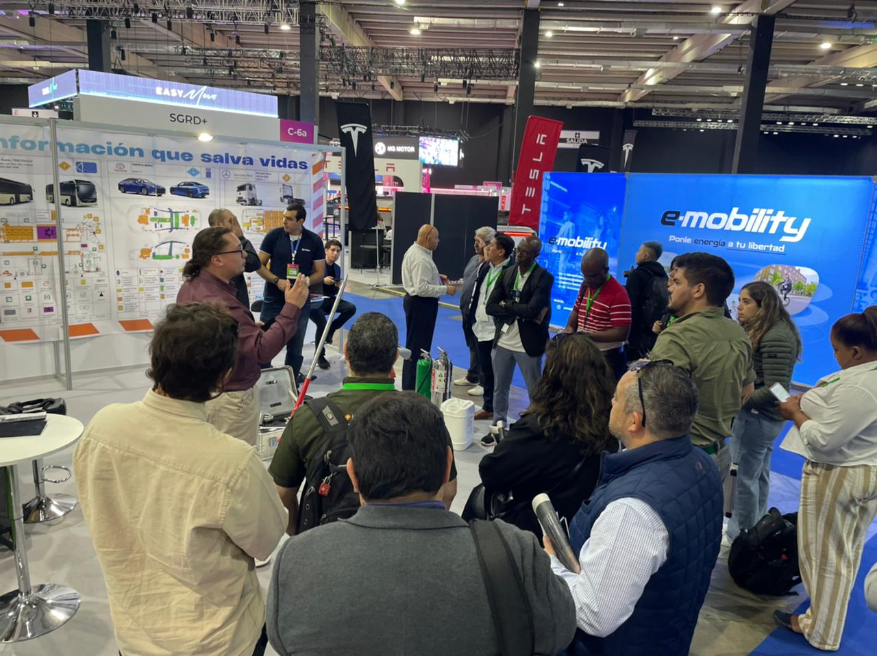 Capacitación en primera línea: lideramos formación en seguridad de vehículos eléctricos para bomberos en Experiencia E 2025