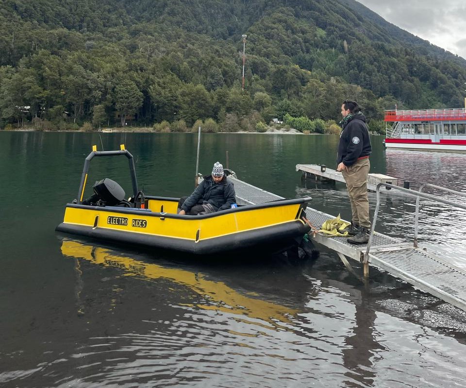 Innovación nacional en acción: Navegando el Lago Todos los Santos con el primer motor fuera de borda eléctrico fabricado en Chile.