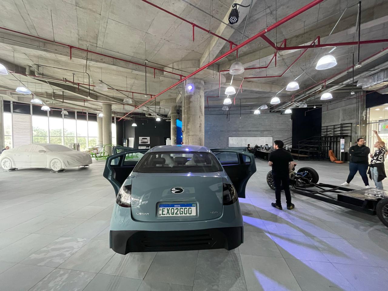 Escribiendo el futuro de la seguridad vehicular en Sudamérica: Colaborando con Lecar en el primer vehículo eléctrico fabricado en la región.